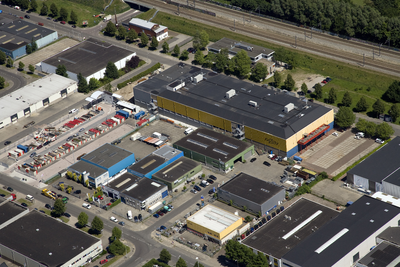 801416 Luchtfoto van de KidZcity Indoor Kinderspeeltuin (Vlampijpstraat 79) te Utrecht met geheel links het ...